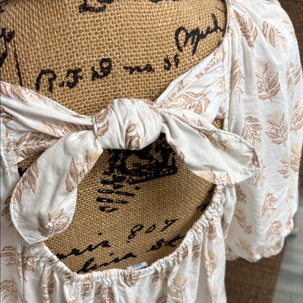 Old Navy White and Tan Wheat Pattern Cropped Peasant Blouse - Picture 4 of 6